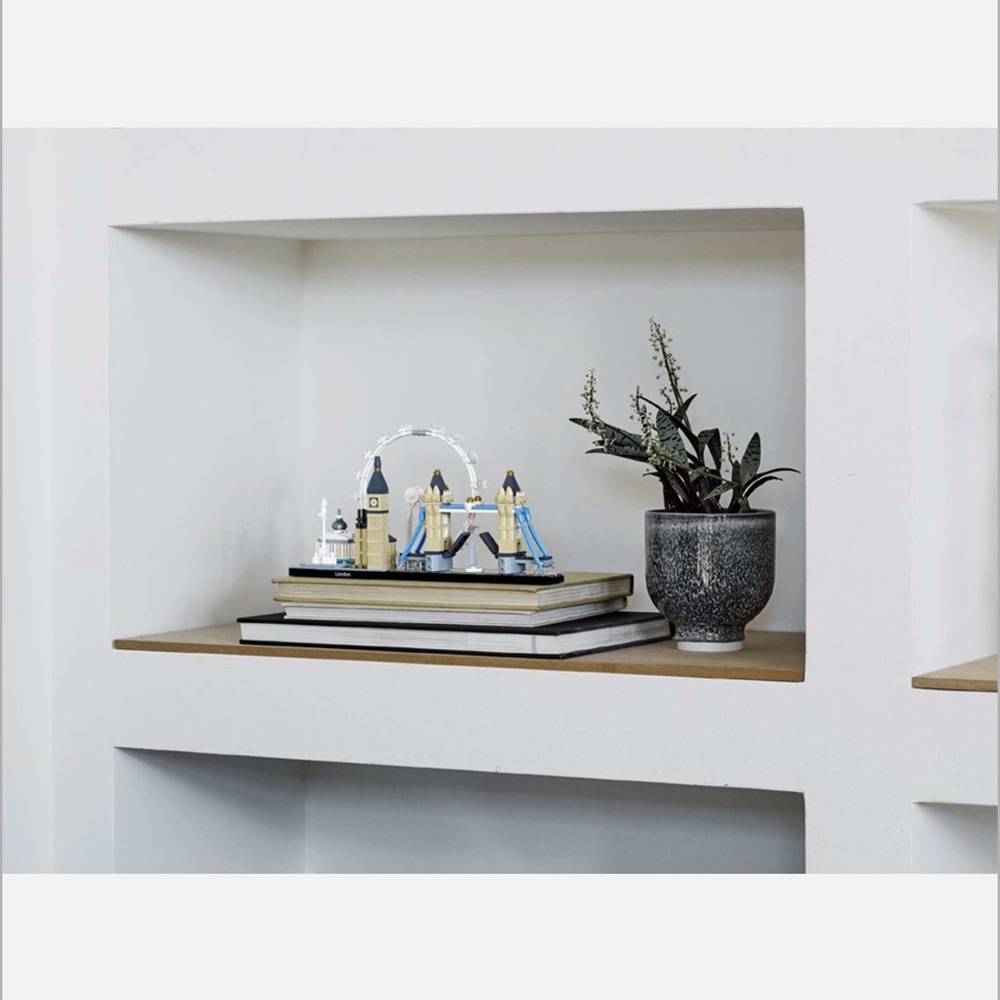 LEGO Architecture London Skyline in Tan, Blue & Black - Picture 4 of 7